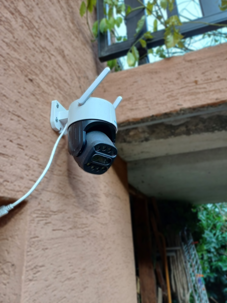 Caméra de surveillance fixée sur un mur avec deux antennes.